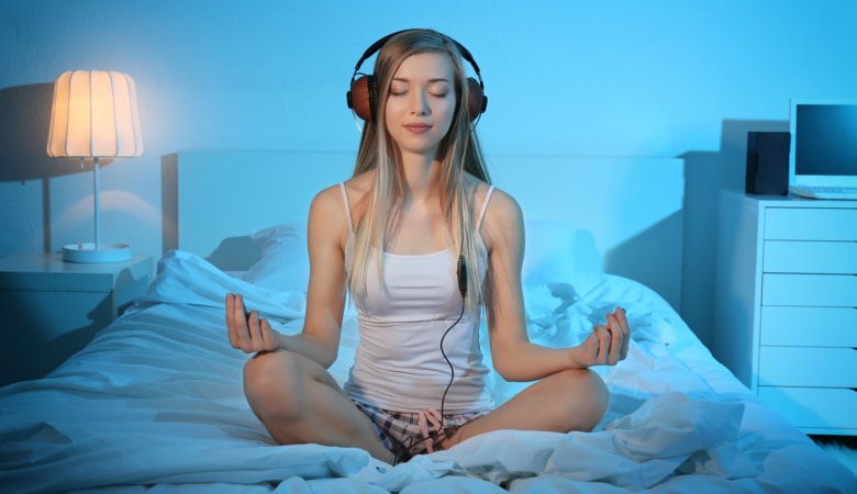 Une jeune femme médite en musique