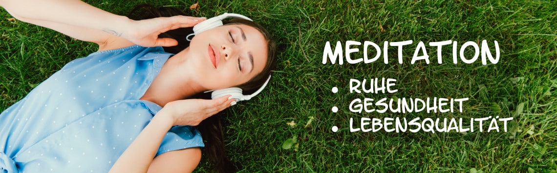 Une femme avec des écouteurs est allongée sur une pelouse et écoute de la musique de méditation sans GEMA de TerraSound.